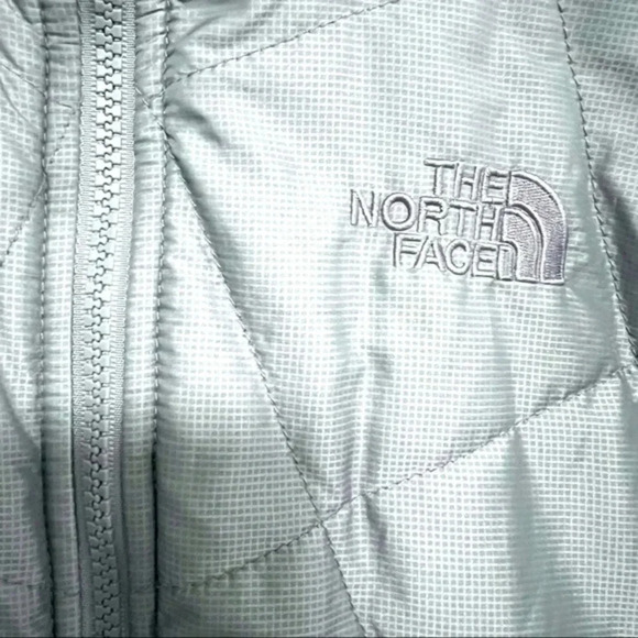 Northface Small Lightweight Liner Softshell Quilted Jacket in Silver - Picture 6 of 9